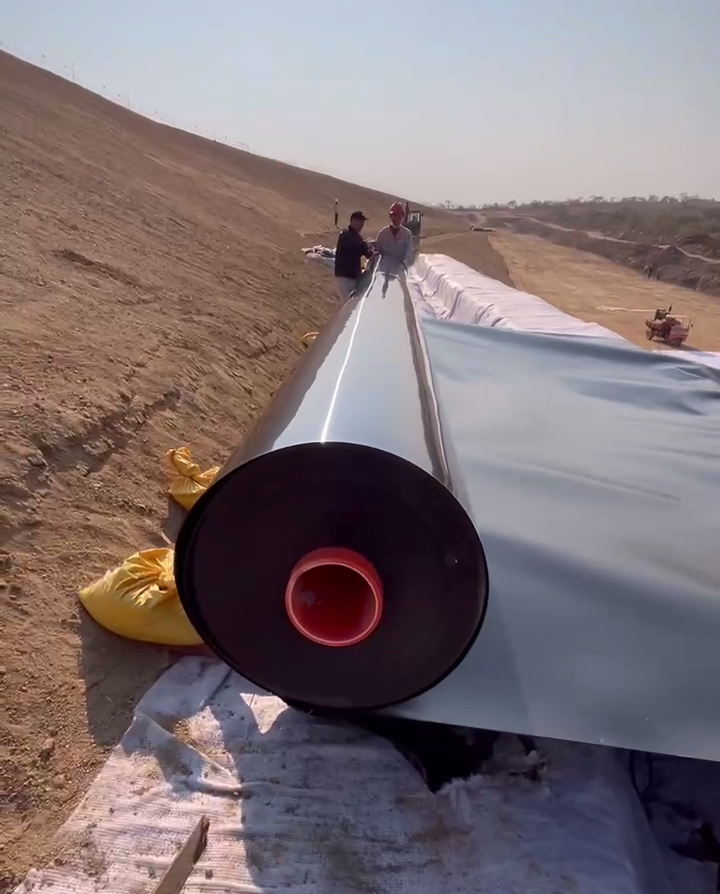 【視頻】國外垃圾填埋場是這樣鋪設(shè)土工膜的